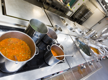 fornuis en aanrecht met pannen in de keuken